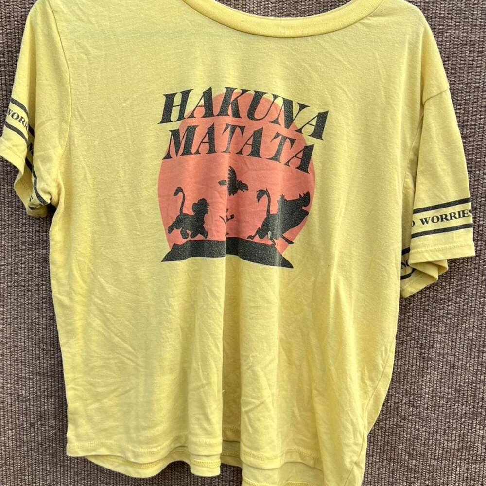 Disney The Lion King Hakuna Matata yellow t-shit Fits Womens Large - Picture 2 of 8